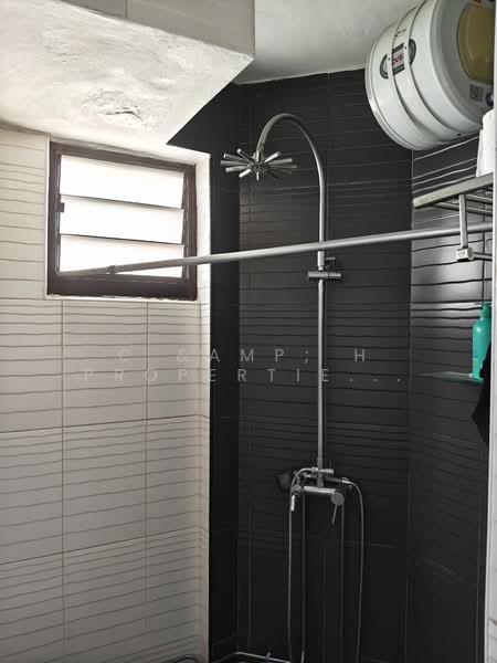 261 Jurong East Street 24, 261 Jurong East Street 24, 2 Bedrooms, 732 sqft, HDB Flat For Sale, by ANGELA HAN SIEW JONG, 500183238 - Bathroom - PropertyGuru.com.sg