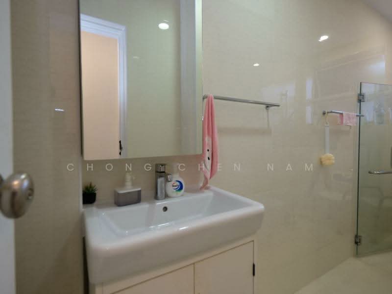 BIG LAND 2.5 STY INTER TERRACE, FREEHOLD GOOD VALUE, JLN PELATOK, MERAGI, PERGAM, DEMAK, UPP CHANGI, 5 Bedrooms, 4,500 sqft, Terraced House For Sale, by Chong Chen Nam, 500183284 - Bathroom - PropertyGuru.com.sg