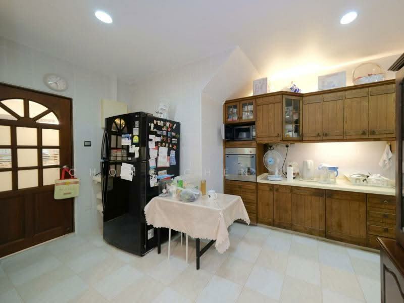 BIG LAND 2.5 STY INTER TERRACE, FREEHOLD GOOD VALUE, JLN PELATOK, MERAGI, PERGAM, DEMAK, UPP CHANGI, 5 Bedrooms, 4,500 sqft, Terraced House For Sale, by Chong Chen Nam, 500183284 - Kitchen - PropertyGuru.com.sg