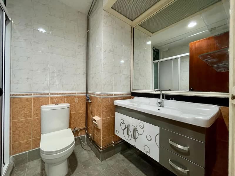 Highgate, 66 Toh Tuck Road, 3 Bedrooms, 1,227 sqft, Condominium For Rent, by Veronica Peh, 500183320 - Bathroom - PropertyGuru.com.sg