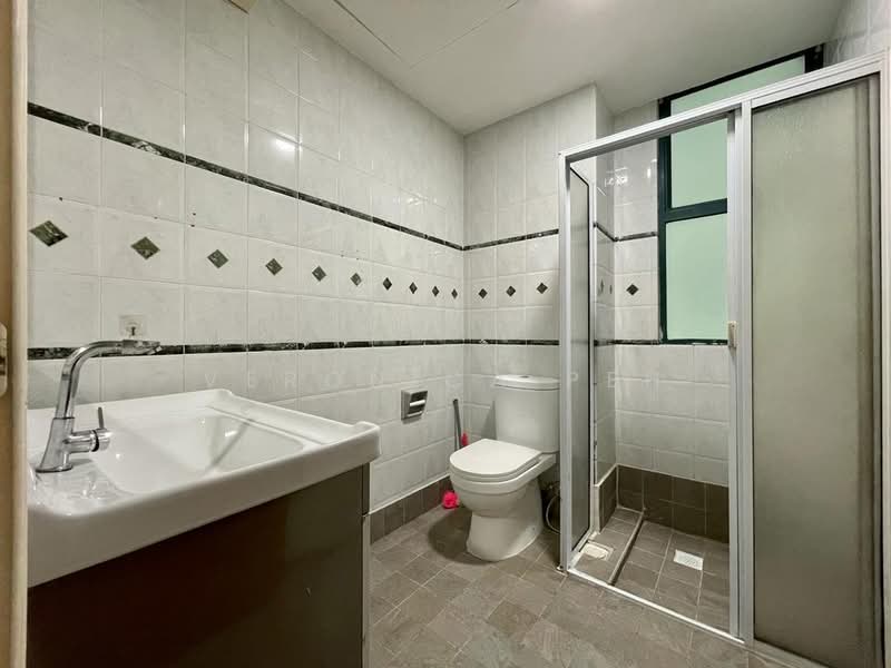 Highgate, 66 Toh Tuck Road, 3 Bedrooms, 1,227 sqft, Condominium For Rent, by Veronica Peh, 500183320 - Bathroom - PropertyGuru.com.sg