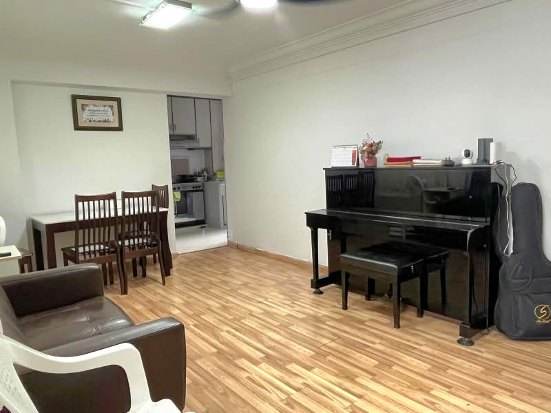 166 Bishan Street 13, 166 Bishan Street 13, 3 Bedrooms, 904 sqft, HDB Flat For Sale, by LB Toh, 500183327 - Living Room - PropertyGuru.com.sg