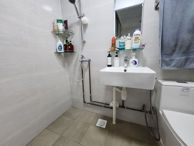 166 Bishan Street 13, 166 Bishan Street 13, 3 Bedrooms, 904 sqft, HDB Flat For Sale, by LB Toh, 500183327 - Bathroom - PropertyGuru.com.sg