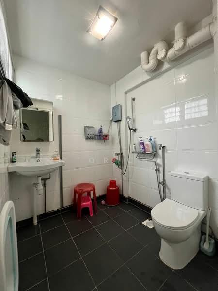 711 Bedok Reservoir Road, 711 Bedok Reservoir Road, 3 Bedrooms, 1,302 sqft, HDB Flat For Sale, by Victor Chan, 500183368 - Bathroom - PropertyGuru.com.sg