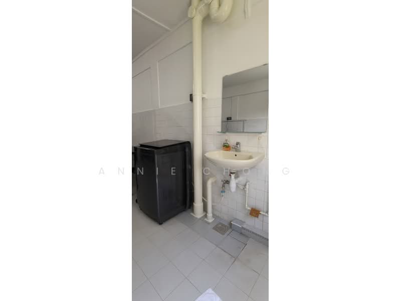 330 Clementi Avenue 2, 330 Clementi Avenue 2, 2 Bedrooms, 721 sqft, HDB Flat For Rent, by Annie Chong, 500183381 - Bathroom - PropertyGuru.com.sg