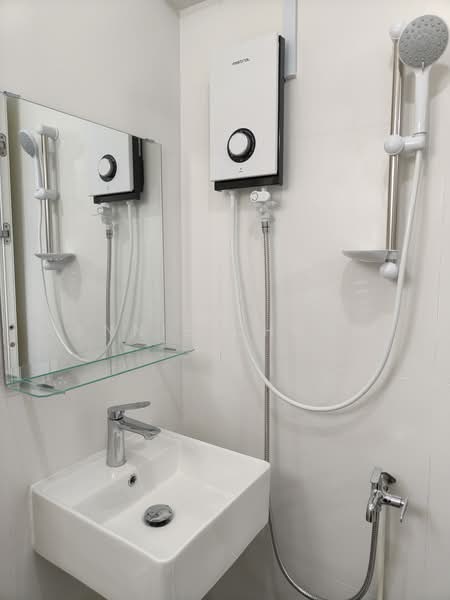 330 Clementi Avenue 2, 330 Clementi Avenue 2, 2 Bedrooms, 721 sqft, HDB Flat For Rent, by Annie Chong, 500183381 - Bathroom - PropertyGuru.com.sg