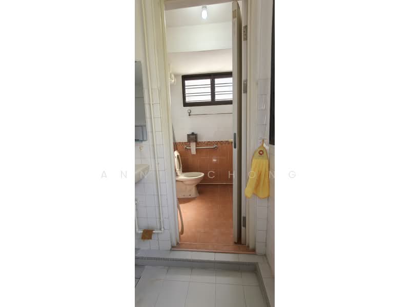 330 Clementi Avenue 2, 330 Clementi Avenue 2, 2 Bedrooms, 721 sqft, HDB Flat For Rent, by Annie Chong, 500183381 - Bathroom - PropertyGuru.com.sg