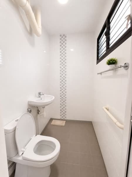 233 Serangoon Avenue 3, 233 Serangoon Avenue 3, 3 Bedrooms, 904 sqft, HDB Flat For Sale, by Joavonne Tang, 500183420 - Bathroom - PropertyGuru.com.sg