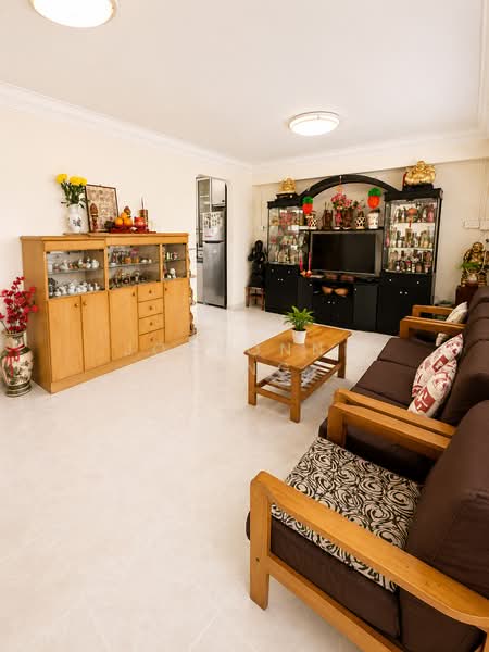 233 Serangoon Avenue 3, 233 Serangoon Avenue 3, 3 Bedrooms, 904 sqft, HDB Flat For Sale, by Joavonne Tang, 500183420 - Living Room - PropertyGuru.com.sg