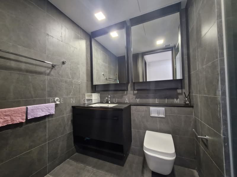 Park Colonial, 12 Woodleigh Lane, 2 Bedrooms, 635 sqft, Condominium For Sale, by Peng Juay Lim, 500183464 - Bathroom - PropertyGuru.com.sg