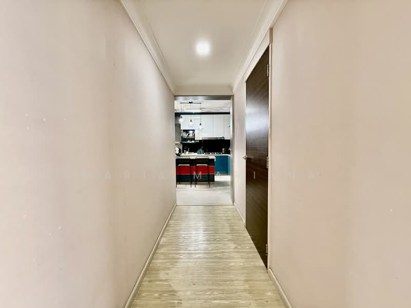 556 Pasir Ris Street 51, 556 Pasir Ris Street 51, 4 Bedrooms, 1,323 sqft, HDB Flat For Sale, by Maria Mariana, 500183519 - Corridor - PropertyGuru.com.sg