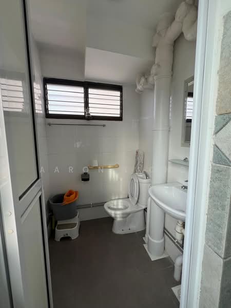 427 Bedok North Road, 427 Bedok North Road, 3 Bedrooms, 990 sqft, HDB Flat For Rent, by Aaron Liong, 500183537 - Bathroom - PropertyGuru.com.sg