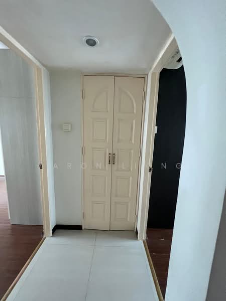 427 Bedok North Road, 427 Bedok North Road, 3 Bedrooms, 990 sqft, HDB Flat For Rent, by Aaron Liong, 500183537 - Corridor - PropertyGuru.com.sg