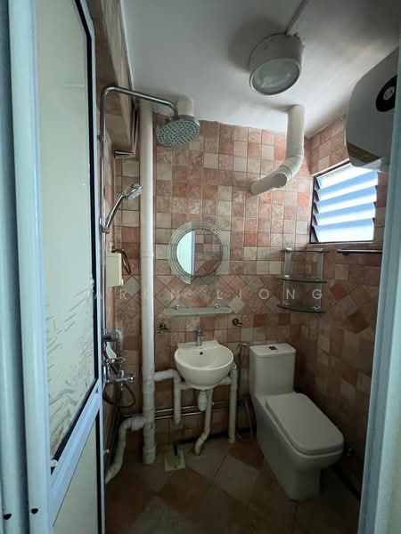 427 Bedok North Road, 427 Bedok North Road, 3 Bedrooms, 990 sqft, HDB Flat For Rent, by Aaron Liong, 500183537 - Bathroom - PropertyGuru.com.sg