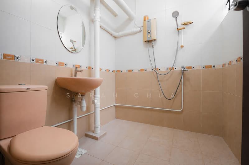 449 Jurong West Street 42, 449 Jurong West Street 42, 3 Bedrooms, 1,119 sqft, HDB Flat For Sale, by Sarah Chua, 500183550 - Bathroom - PropertyGuru.com.sg