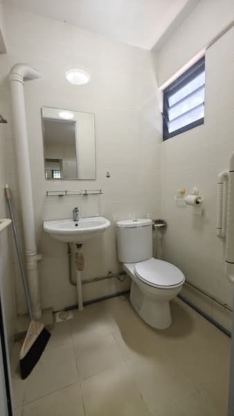 743 Yishun Avenue 5, 743 Yishun Avenue 5, 2 Bedrooms, 721 sqft, HDB Flat For Sale, by Wayne Chua, 500183555 - Bathroom - PropertyGuru.com.sg