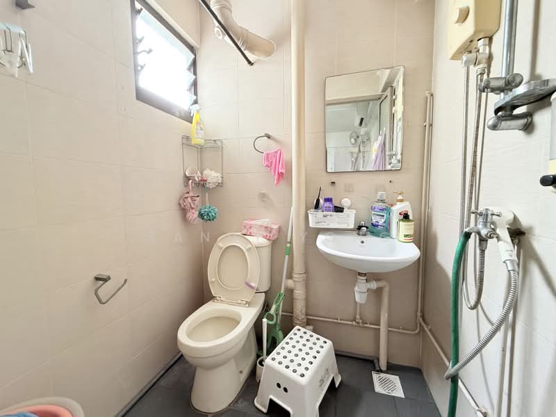 18 Saint George's Road, 18 Saint George's Road, 3 Bedrooms, 980 sqft, HDB Flat For Sale, by Sandy Yong, 500183563 - Master Bathroom - PropertyGuru.com.sg