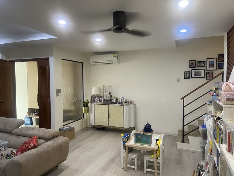 ⚡ONE OF THE LOWEST QUANTUM IN D10⭐⚡1KM HENRY PARK PRIMARY SCHOOL⚡❤️WELL RENOVATED❤️, SIXTH AVENUE / MING TECK PARK / NAMLY / HOLLAND / BUKIT TIMAH / CORONATION, 3 Bedrooms, 2,500 sqft, Terraced House For Sale, by Gabriel Lim, 500183591 - Living Room - PropertyGuru.com.sg