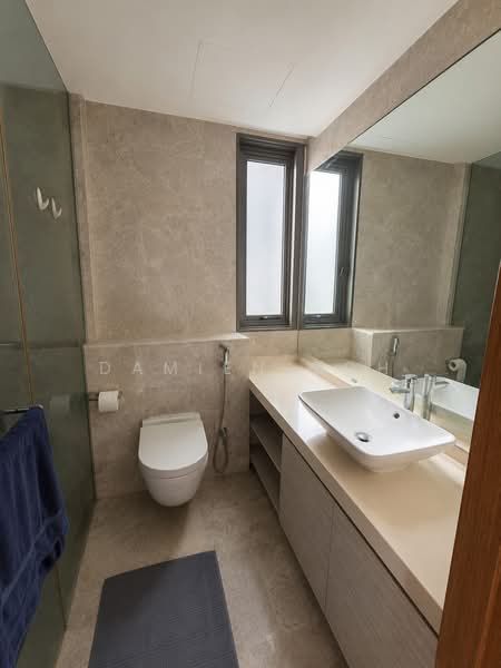 6 Derbyshire, 6 Derbyshire Road, 3 Bedrooms, 1,012 sqft, Condominium For Sale, by Damien Goh, 500183595 - Master Bathroom - PropertyGuru.com.sg