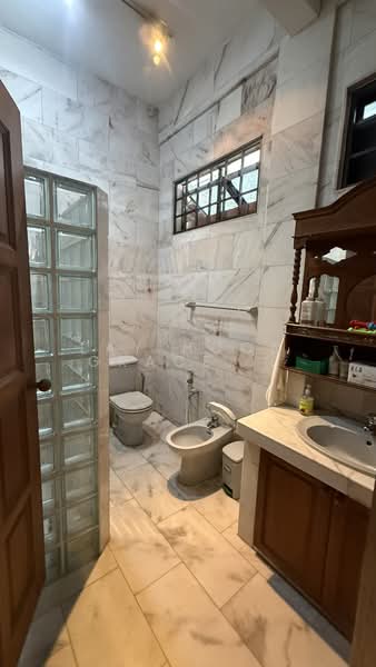 Shepherd's Hill Estate, Shepard's Drive, 5 Bedrooms, 3,000 sqft, Detached House For Sale, by Lay Hoon Grace Ser, 500183600 - Bathroom - PropertyGuru.com.sg