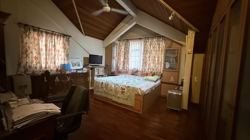 Shepherd's Hill Estate, Shepard's Drive, 5 Bedrooms, 3,000 sqft, Detached House For Sale, by Lay Hoon Grace Ser, 500183600 - Master Bedroom at level 2 - PropertyGuru.com.sg