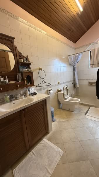 Shepherd's Hill Estate, Shepard's Drive, 5 Bedrooms, 3,000 sqft, Detached House For Sale, by Lay Hoon Grace Ser, 500183600 - Master Bathroom - PropertyGuru.com.sg