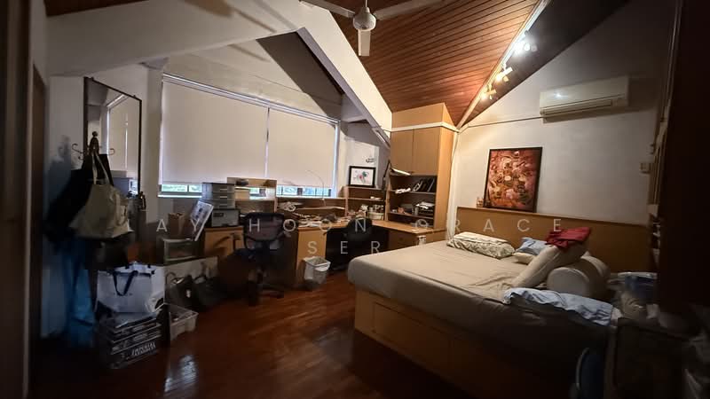 Shepherd's Hill Estate, Shepard's Drive, 5 Bedrooms, 3,000 sqft, Detached House For Sale, by Lay Hoon Grace Ser, 500183600 - Common Bedroom at level 2 - PropertyGuru.com.sg