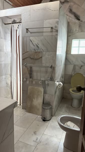 Shepherd's Hill Estate, Shepard's Drive, 5 Bedrooms, 3,000 sqft, Detached House For Sale, by Lay Hoon Grace Ser, 500183600 - Jack and Jill Bathroom - PropertyGuru.com.sg