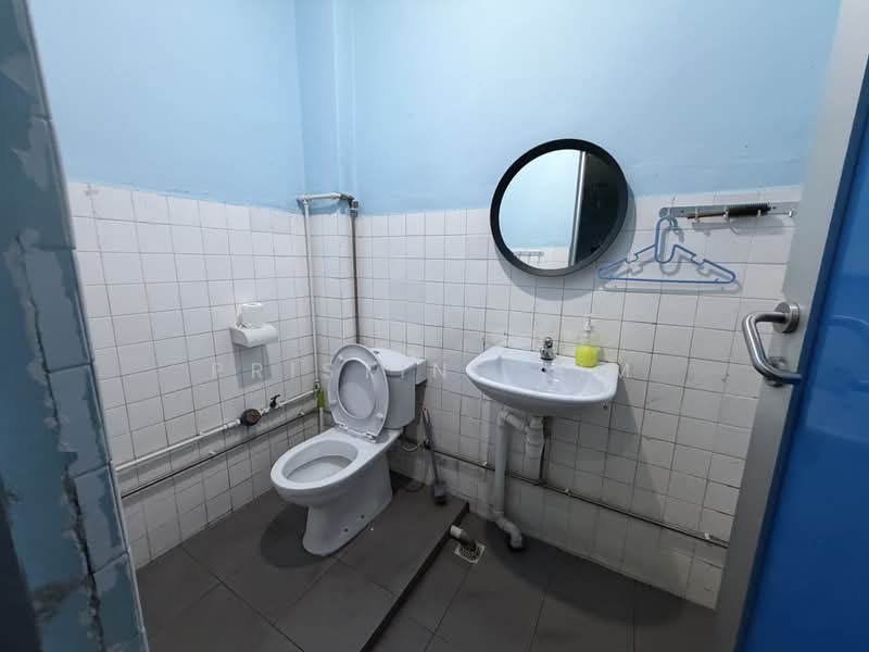 Hong Lim Complex, 531 Upper Cross Street, 600 sqft, Mall Shop For Rent, by Pristine Lim, 500183608 - Bathroom - CommercialGuru.com.sg