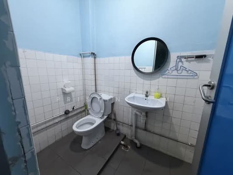 Hong Lim Complex, 531 Upper Cross Street, 600 sqft, Mall Shop For Rent, by Pristine Lim, 500183608 - Bathroom - CommercialGuru.com.sg
