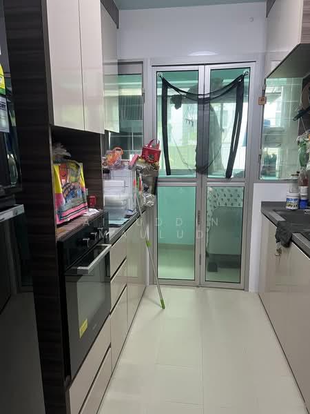 188B Fengshan GreenVille, 188B Bedok North Street 4, 2 Bedrooms, 786 sqft, HDB Flat For Sale, by Aizuddin Maulud, 500183627 - Kitchen - PropertyGuru.com.sg