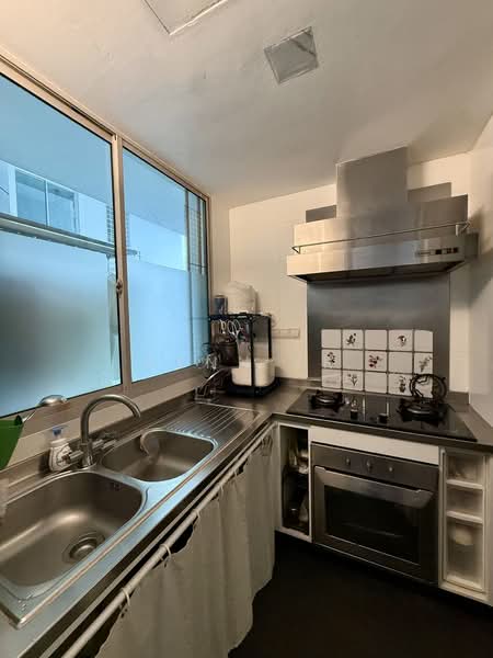 Gardenvista, 950 Dunearn Road, 4 Bedrooms, 1,345 sqft, Condominium For Sale, by Lynn Er, 500183691 - Kitchen - PropertyGuru.com.sg