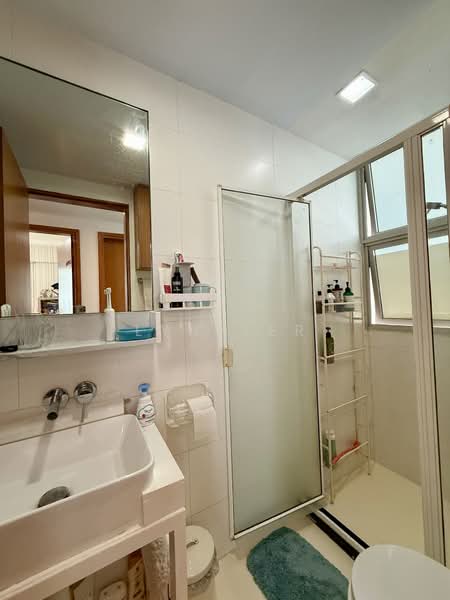 Gardenvista, 950 Dunearn Road, 4 Bedrooms, 1,345 sqft, Condominium For Sale, by Lynn Er, 500183691 - Bathroom - PropertyGuru.com.sg