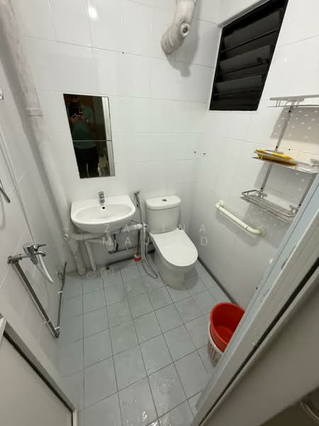 319 Hougang Avenue 5, 319 Hougang Avenue 5, 2 Bedrooms, 650 sqft, HDB Flat For Rent, by Zarina Majeed, 500183710 - Bathroom - PropertyGuru.com.sg