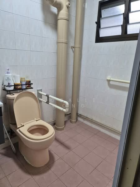 966 Hougang Avenue 9, 966 Hougang Avenue 9, Room Rental, 150 sqft, HDB Flat For Rent, by Coralle Wong, 500183715 - Bathroom - PropertyGuru.com.sg