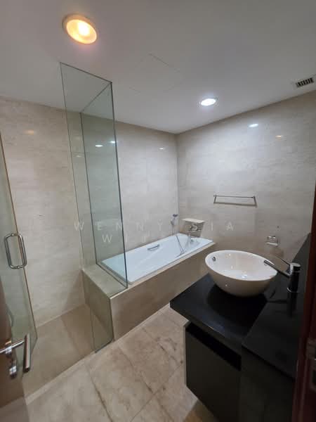 The Shelford, 1 Shelford Road, 3 Bedrooms, 1,787 sqft, Condominium For Rent, by Wenny Sia Wijaya, 500183753 - Master Bathroom - PropertyGuru.com.sg