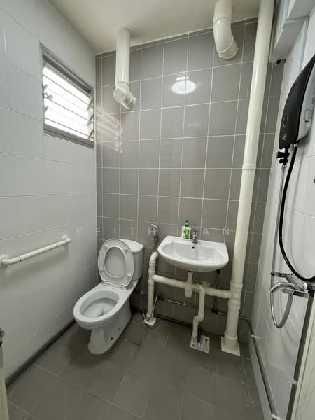 526 Bedok North Street 3, 526 Bedok North Street 3, 2 Bedrooms, 883 sqft, HDB Flat For Sale, by Keith Tan, 500183775 - Bathroom - PropertyGuru.com.sg