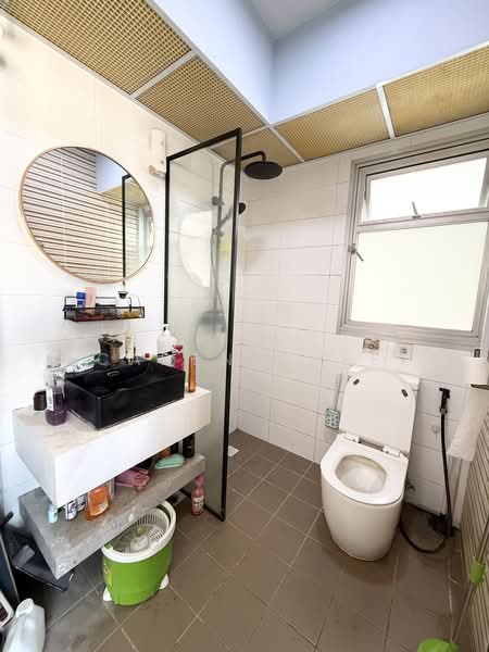 440A Bukit Batok West Avenue 8, 440A Bukit Batok West Avenue 8, 1 Bedroom, 398 sqft, HDB Flat For Sale, by Caden Chee, 500183795 - Bathroom - PropertyGuru.com.sg
