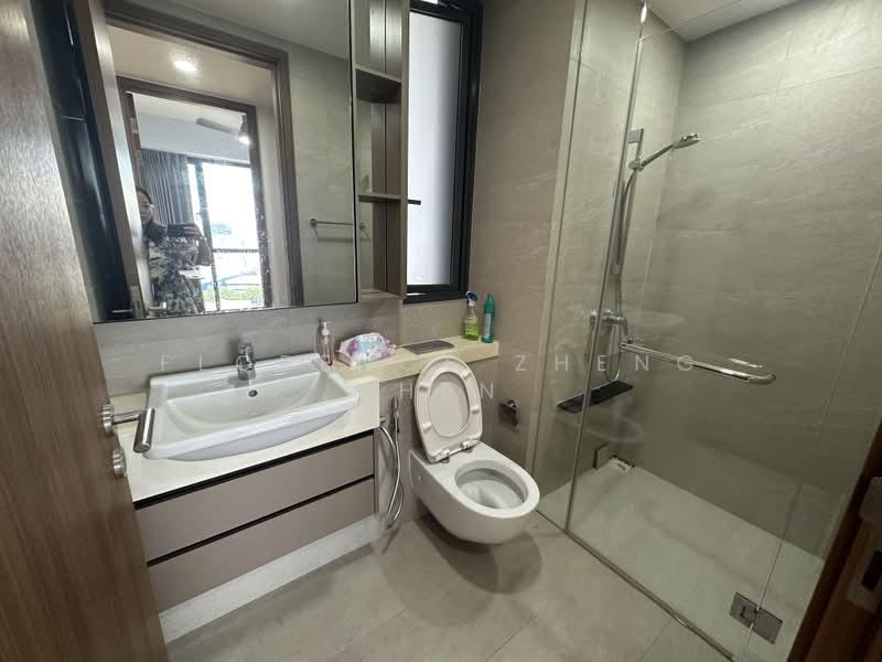 Stirling Residences, 21 Stirling Road, 3 Bedrooms, 893 sqft, Condominium For Sale, by Florence Zheng Zhen, 500183815 - Bathroom - PropertyGuru.com.sg