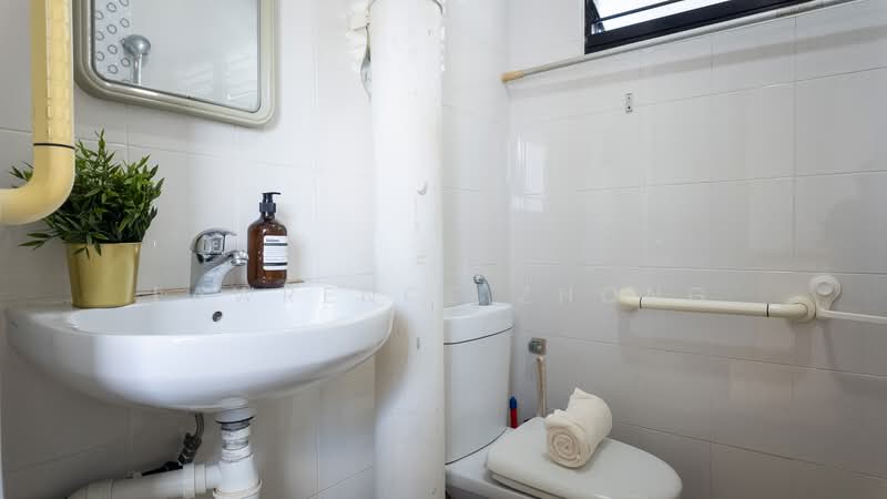 223 Serangoon Avenue 4, 223 Serangoon Avenue 4, 2 Bedrooms, 721 sqft, HDB Flat For Sale, by Lawrence Zhong, 500183834 - Common Bathroom - PropertyGuru.com.sg
