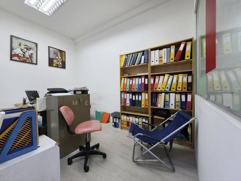 Tradehub 21, 8 Boon Lay Way, Boon Lay / Jurong / Tuas, 2,142 sqft, Light Industrial (B1) For Sale, by Melvin Lo, 500183840 - Study - CommercialGuru.com.sg