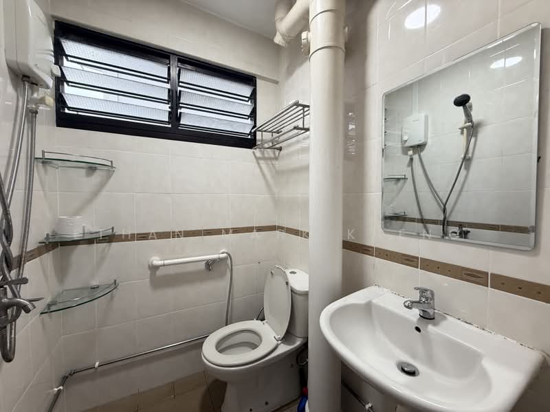 175 Bukit Batok West Avenue 8, 175 Bukit Batok West Avenue 8, 2 Bedrooms, 721 sqft, HDB Flat For Rent, by Ethan Mark Kheng, 500183851 - Bathroom - PropertyGuru.com.sg