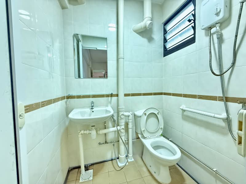 175 Bukit Batok West Avenue 8, 175 Bukit Batok West Avenue 8, 2 Bedrooms, 721 sqft, HDB Flat For Rent, by Ethan Mark Kheng, 500183851 - Bathroom - PropertyGuru.com.sg