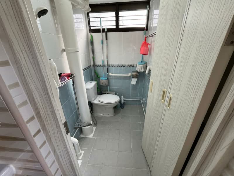 428 Clementi Avenue 3, 428 Clementi Avenue 3, Room Rental, 150 sqft, HDB Flat For Rent, by Tay C A, 500183856 - Bathroom - PropertyGuru.com.sg