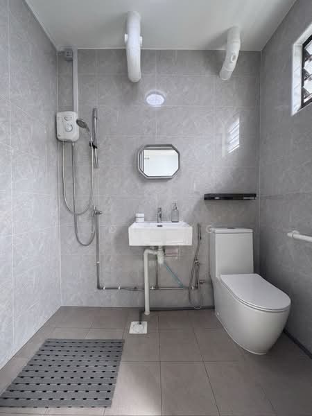 813 Jurong West Street 81, 813 Jurong West Street 81, 3 Bedrooms, 1,119 sqft, HDB Flat For Sale, by John Ng, 500183905 - Master bedroom Bathroom - PropertyGuru.com.sg
