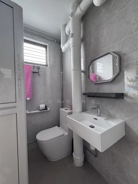 813 Jurong West Street 81, 813 Jurong West Street 81, 3 Bedrooms, 1,119 sqft, HDB Flat For Sale, by John Ng, 500183905 - Bathroom - PropertyGuru.com.sg