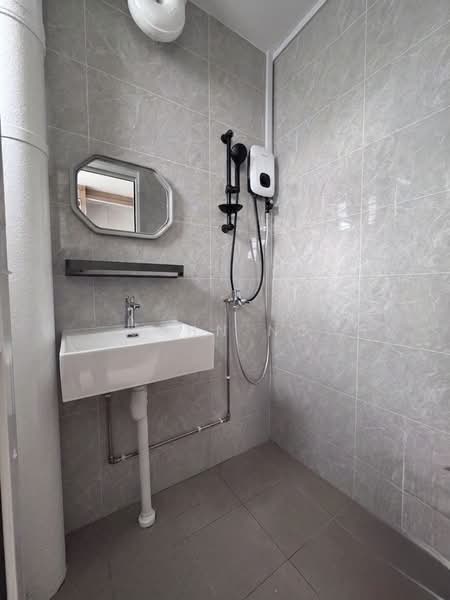 813 Jurong West Street 81, 813 Jurong West Street 81, 3 Bedrooms, 1,119 sqft, HDB Flat For Sale, by John Ng, 500183905 - Bathroom - PropertyGuru.com.sg