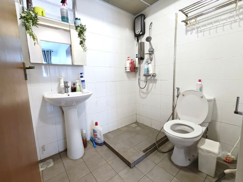 213B Punggol Walk, 213B Punggol Walk, 3 Bedrooms, 1,216 sqft, HDB Flat For Sale, by Rabecca Lai, 500183963 - Common Bathroom - PropertyGuru.com.sg