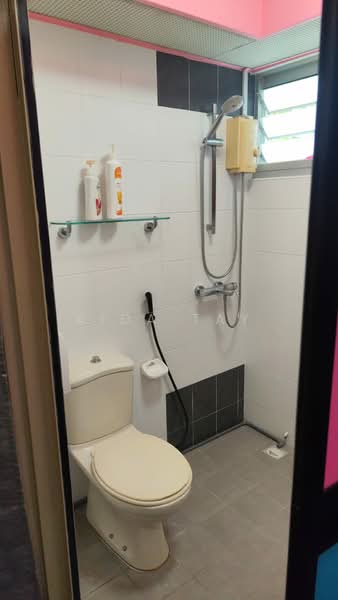 18B Holland Drive, 18B Holland Drive, Room Rental, 150 sqft, HDB Flat For Rent, by Aida Tay, 500183983 - Bathroom - PropertyGuru.com.sg