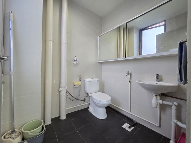 Vertex, 33 Ubi Avenue 3, 1,464 sqft, Light Industrial (B1) For Sale, by Jeffrey Zeus, 500184008 - Bathroom - CommercialGuru.com.sg